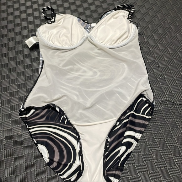 the coco reef black, white, gray swirl pattern one size bathing suit size 36D - Picture 12 of 12